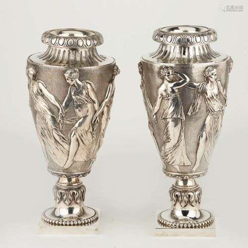 Belle et grande paire de vases de forme balustre en bronze a...