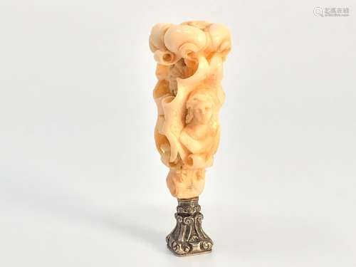 Cachet en ivoire sculpté, de style maniériste. Décor de bust...