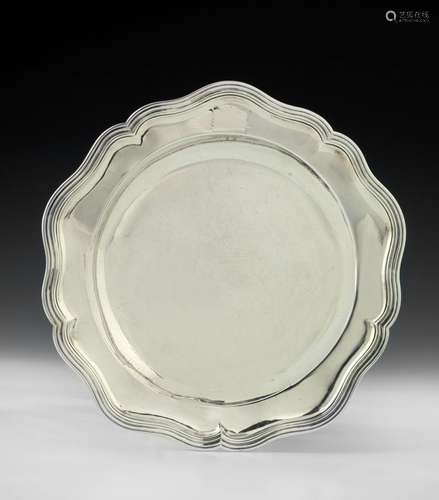 Plat rond à contours en argent. Strasbourg 1725-1728 Maître ...