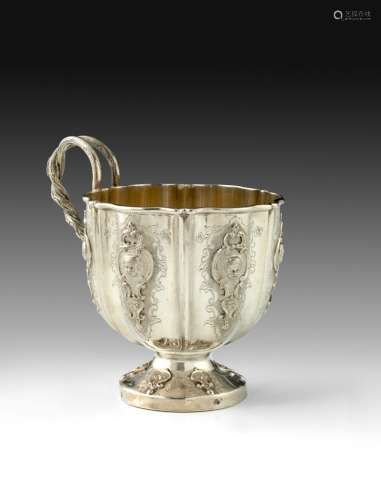 Tasse à anse sur piédouche en argent. Vers 1880. Beau modèle...