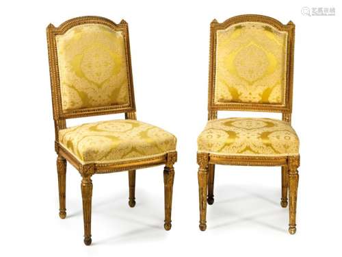 Paire de chaises en bois mouluré, sculpté et doré. Style Lou...