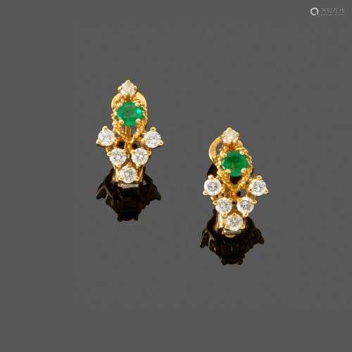 Paire de boucles d'oreilles En or jaune 18k serti d'une émer...