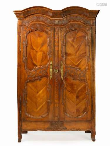 Armoire en bois fruitier mouluré et sculpté. Rennes, XIXe si...