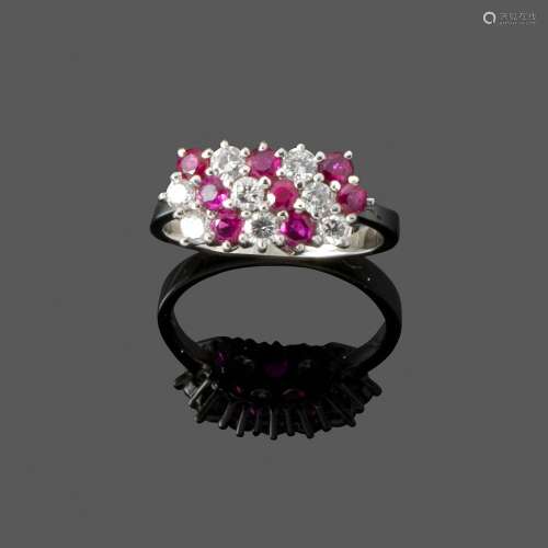 Bague En or gris 18k serti de huit rubis ronds et huit diama...