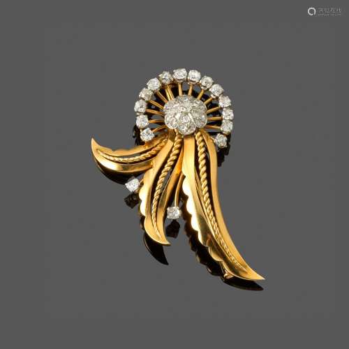 Broche gerbe, vers 1950. En or jaune et gris à motif de troi...