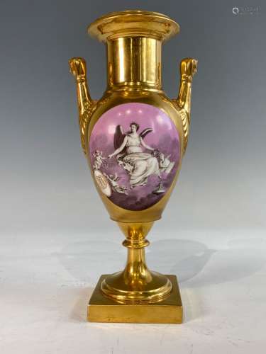 PARIS, Vase en porcelaine de forme balustre sur piédouche. P...