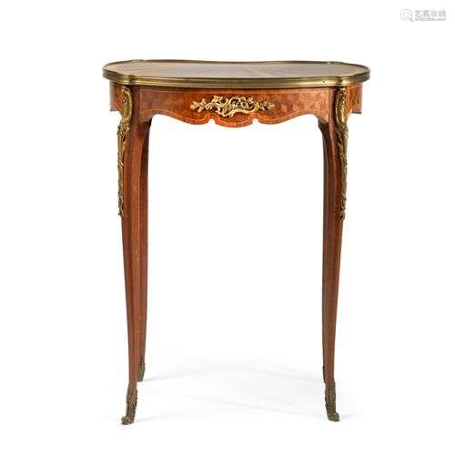 Table de salon de forme rognon. Travail de style Louis XV de...