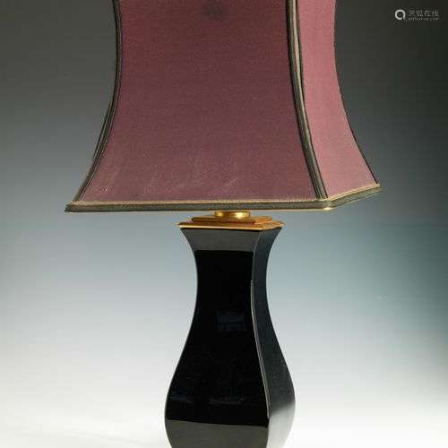 BACCARAT, Pied de lampe en verre noir, XXe siècle. De forme ...
