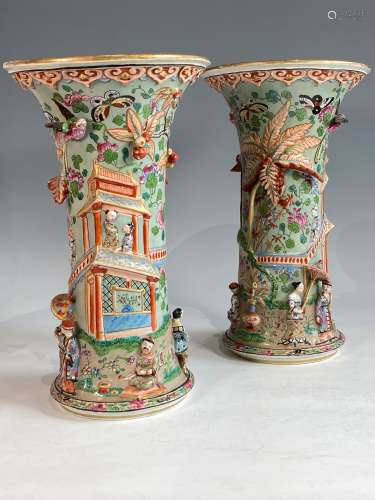 BAYEUX, Rare paire de grands vases en porcelaine de forme co...