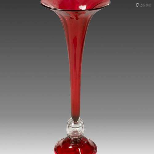 Grand vase cornet en verre translucide doublé rose. Il repos...