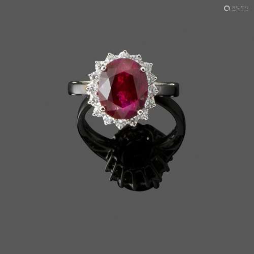 Bague Marguerite En or gris 18k serti d'un rubis ovale entou...