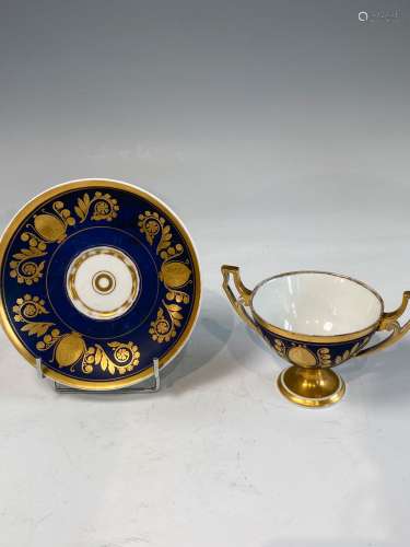 PARIS, Grande tasse et sa sous-tasse en porcelaine. Vers 181...