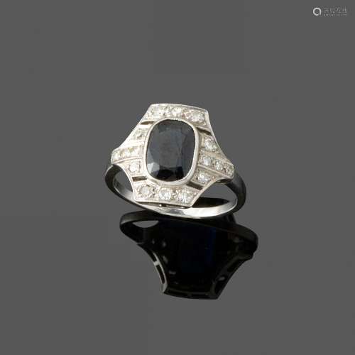 Bague, vers 1920. En platine, formant cartouche serti d'un s...