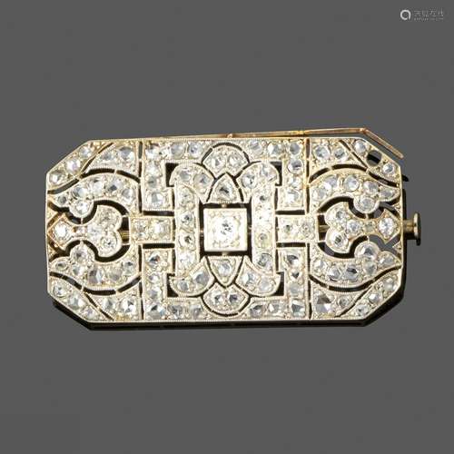 Broche plaque, vers 1900. En platine et or gris 18k de forme...