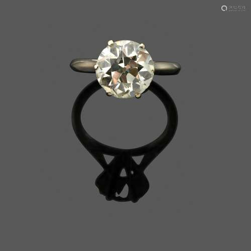 CARTIER. Bague Solitaire En or gris 18k serti d'un diamant t...