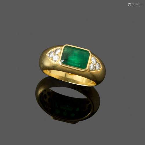 Bague jonc En or jaune 18k ornée d'une émeraude sertie clos ...