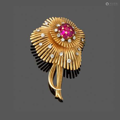 Broche, vers 1950. En or jaune 18k et platine. En forme de f...