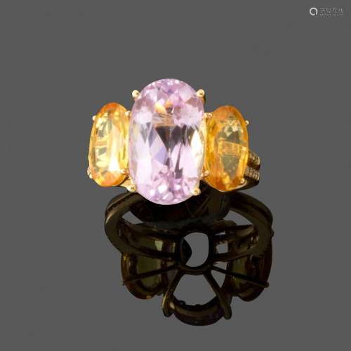 Bague En or jaune 18k ornée d'une kunzite ovale allongée ent...