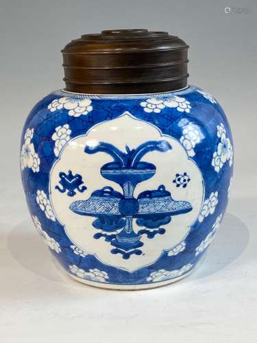 Pot à gingembre en porcelaine. Chine, Période Kangxi (1662 /...