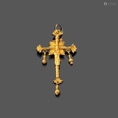 Croix. XIXe siècle. En or jaune 18k, les extrémités terminée...