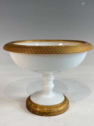 Coupe sur piédouche en opaline savonneuse. Epoque Charles X ...