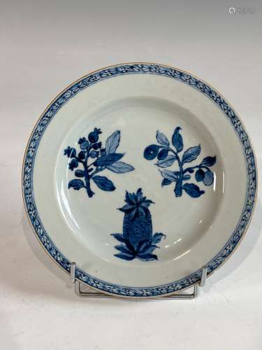 Rare assiette circulaire en porcelaine. Chine, période Qianl...