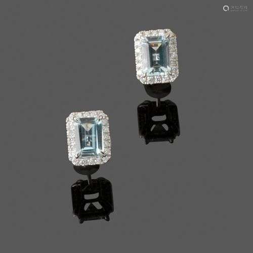 Paire de clous d'oreilles aigue-marine En or gris 18k serti ...