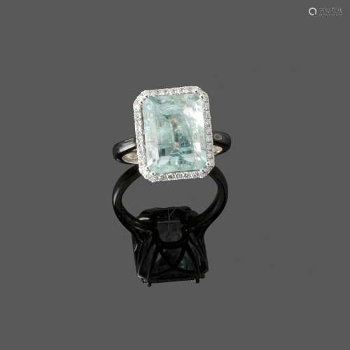 Bague aigue-marine En or gris 18k serti d'une aigue-marine r...