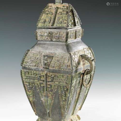 Vase couvert Lei en bronze. Chine, XXe siècle. Haut. : 47 cm...