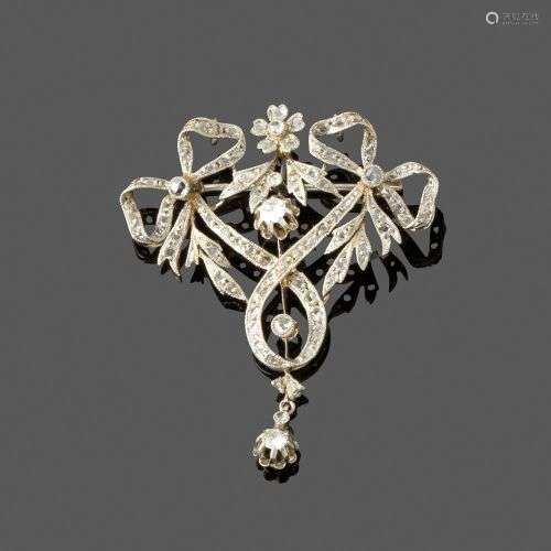 Broche ruban En plaine et diamants. Charmante broche formant...