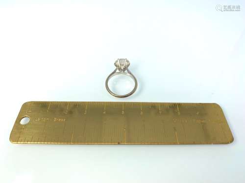 Bague Solitaire En or gris 18k serti d'un diamant taille anc...