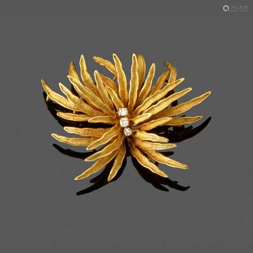 Broche gerbe En or jaune 18k effet brut serti de trois diama...