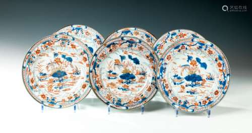 Suite de six assiettes rondes en porcelaine Imari. Chine, XV...