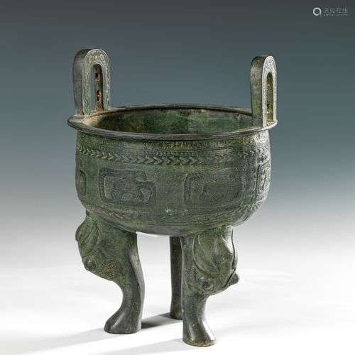 Brûle-parfum Ding en bronze. Chine, XXe siècle. Reposant sur...
