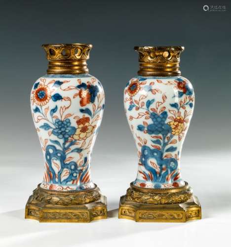Paire de petits vases balustres en porcelaine Imari. Chine, ...