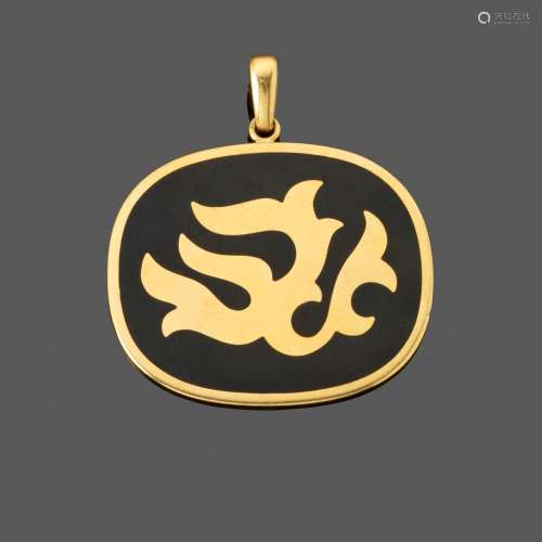 OJ PERRIN. Grand pendentif En or jaune 18k de forme ovale or...