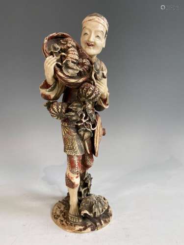 Okimono en ivoire sculpté et polychrome Japon, circa 1940 Re...