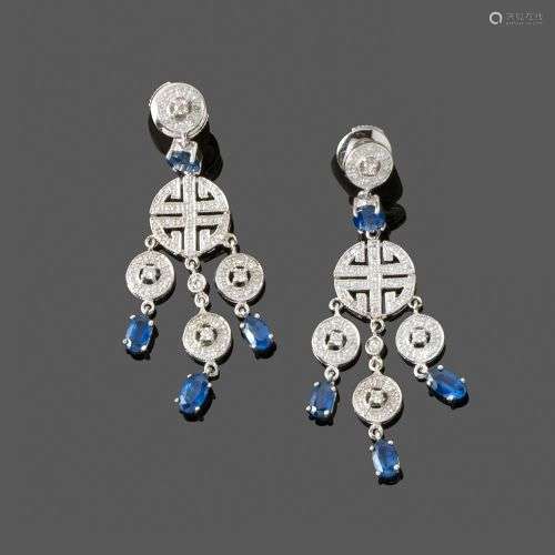 Paire de pendants d'oreilles, style Extrême-Orient. En or gr...