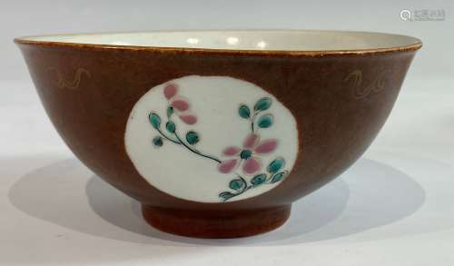 Bol circulaire en porcelaine de la famille rose. Chine, XIXe...