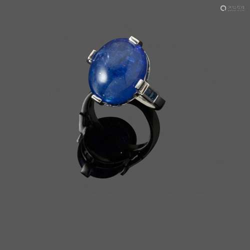 Bague tanzanite. En or gris 18k serti d'un cabochon ovale de...