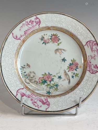 Assiette en porcelaine polychrome. Chine, Compagnie des Inde...