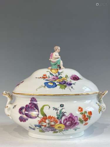 MEISSEN, Terrine ovale couverte en porcelaine. XVIIIe siècle...