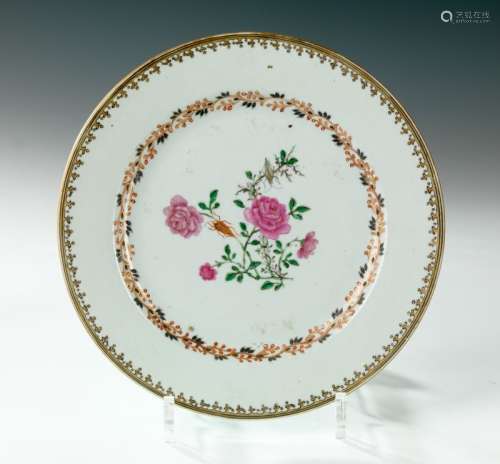 Assiette ronde en porcelaine de la famille rose. Chine, Comp...