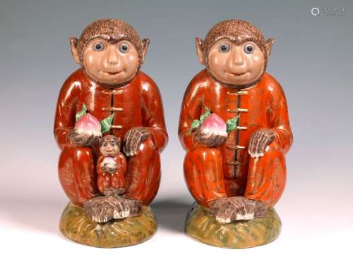 Couple de singes en porcelaine. Chine, fin du XIXe siècle. T...