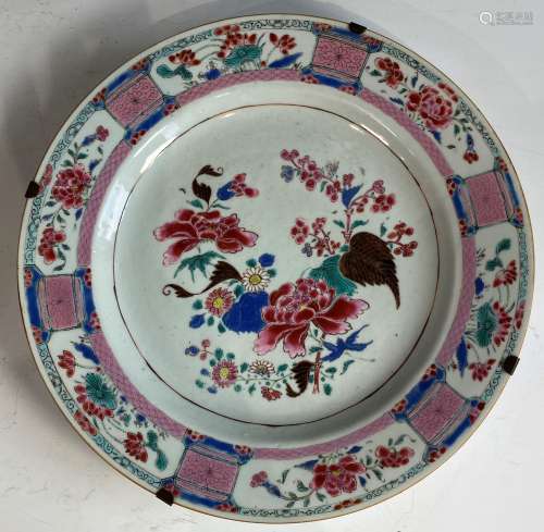 Plat circulaire en porcelaine de la famille rose. Chine, pér...