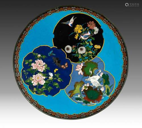 Grand plat circulaire en émaux cloisonnés sur cuivre. Japon,...