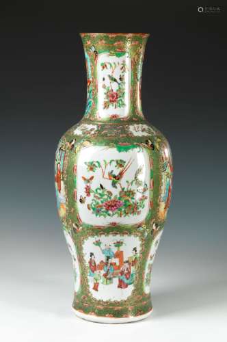 Vase balustre en porcelaine, Chine, Canton, vers 1900. A déc...