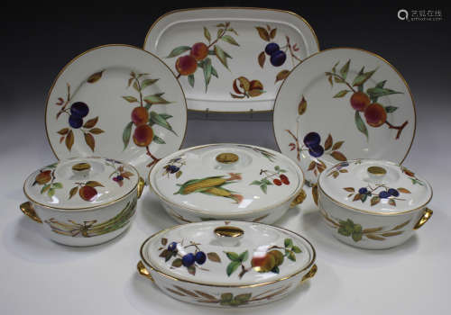 A group of Royal Worcester Evesham pattern dinner wares, inc...