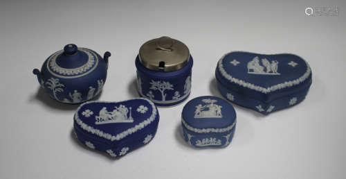 Five pieces of Wedgwood blue and blue dip jasperware, 20th c...