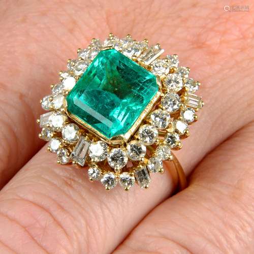 A Colombian emerald and vari-cut diamond cluster ring.With r...